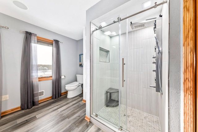 W239S6002 Chinook COURT, Waukesha, WI 53189