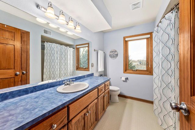 W239S6002 Chinook COURT, Waukesha, WI 53189