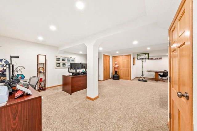 W239S6002 Chinook COURT, Waukesha, WI 53189