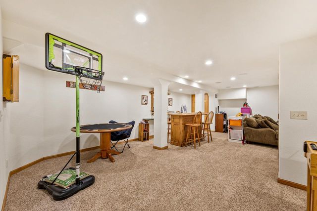 W239S6002 Chinook COURT, Waukesha, WI 53189