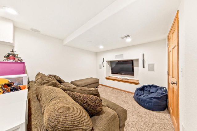 W239S6002 Chinook COURT, Waukesha, WI 53189