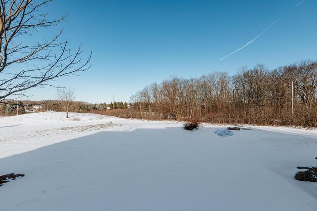 W239S6002 Chinook COURT, Waukesha, WI 53189