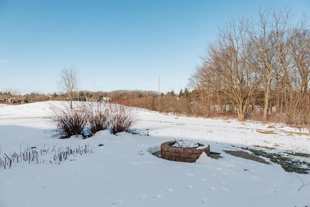 W239S6002 Chinook COURT, Waukesha, WI 53189