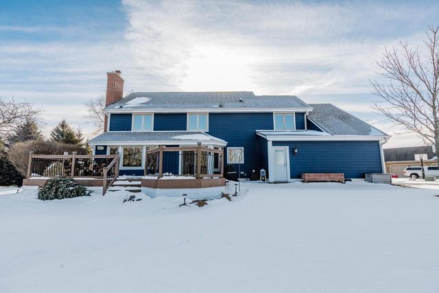 W239S6002 Chinook COURT, Waukesha, WI 53189