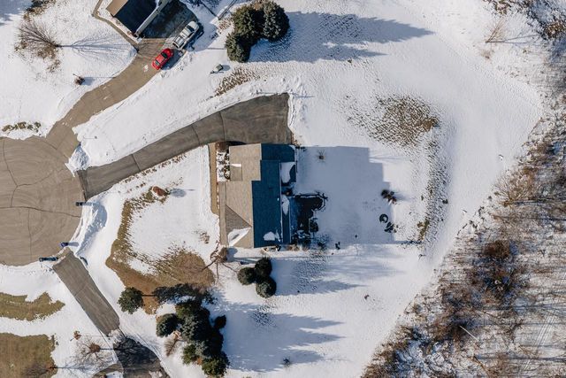 W239S6002 Chinook COURT, Waukesha, WI 53189