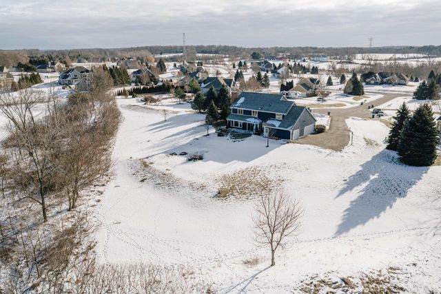 W239S6002 Chinook COURT, Waukesha, WI 53189