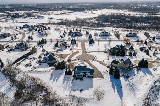 W239S6002 Chinook COURT, Waukesha, WI 53189