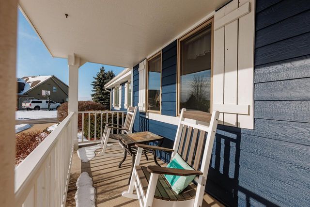 W239S6002 Chinook COURT, Waukesha, WI 53189