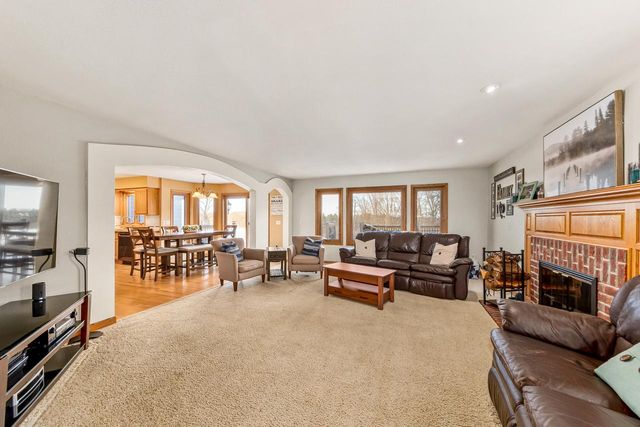 W239S6002 Chinook COURT, Waukesha, WI 53189