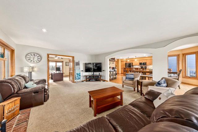 W239S6002 Chinook COURT, Waukesha, WI 53189