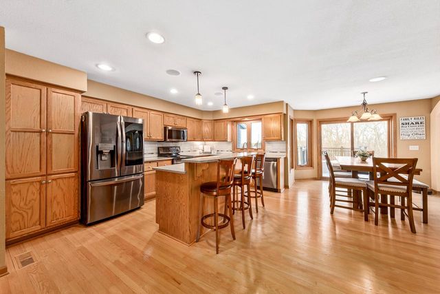 W239S6002 Chinook COURT, Waukesha, WI 53189
