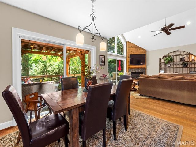 890 Warwick Lane, Glendale, MO 63122