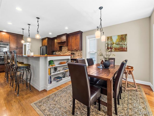 890 Warwick Lane, Glendale, MO 63122