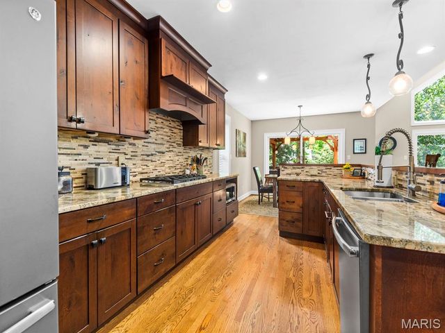 890 Warwick Lane, Glendale, MO 63122