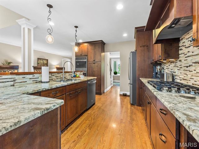 890 Warwick Lane, Glendale, MO 63122