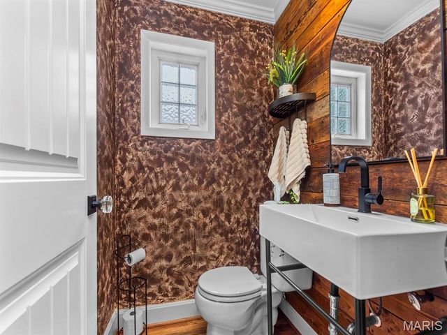 890 Warwick Lane, Glendale, MO 63122