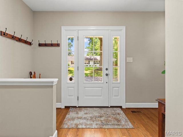 890 Warwick Lane, Glendale, MO 63122