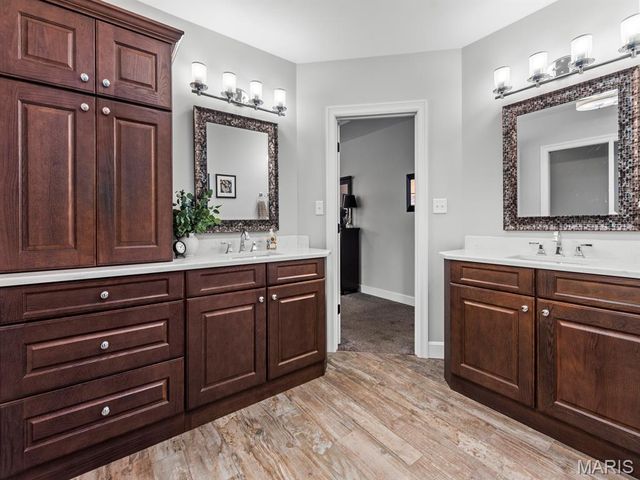 890 Warwick Lane, Glendale, MO 63122