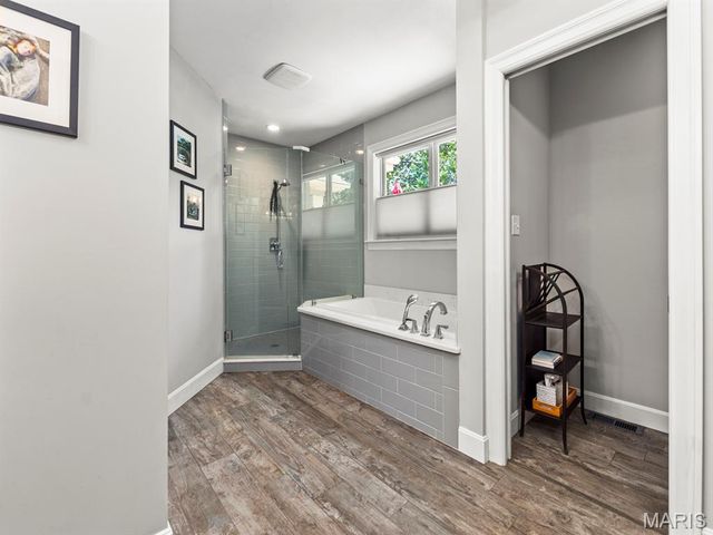 890 Warwick Lane, Glendale, MO 63122