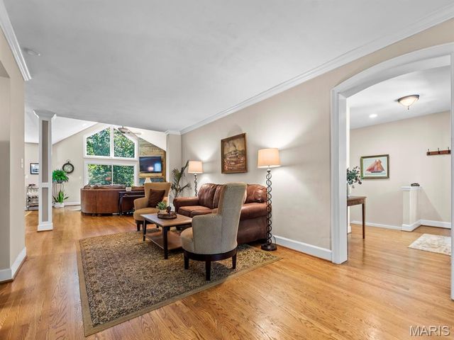 890 Warwick Lane, Glendale, MO 63122