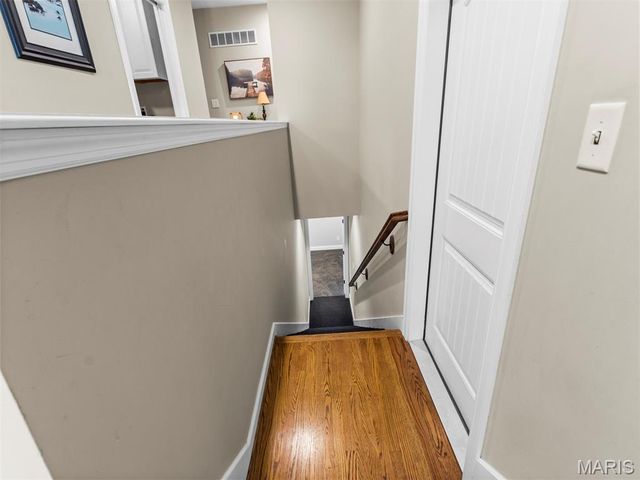 890 Warwick Lane, Glendale, MO 63122