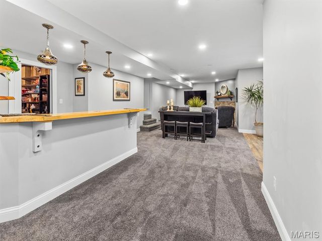 890 Warwick Lane, Glendale, MO 63122