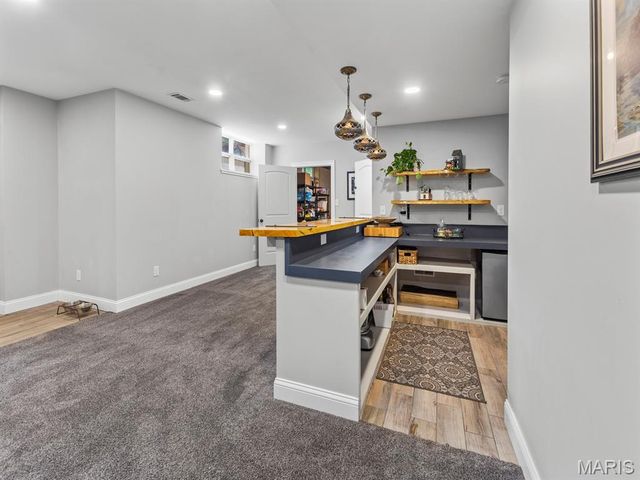 890 Warwick Lane, Glendale, MO 63122