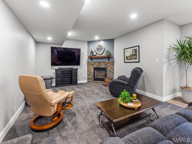 890 Warwick Lane, Glendale, MO 63122