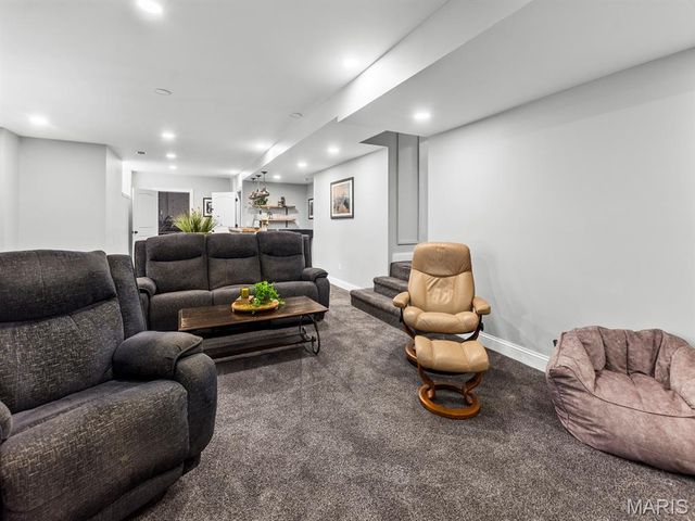 890 Warwick Lane, Glendale, MO 63122