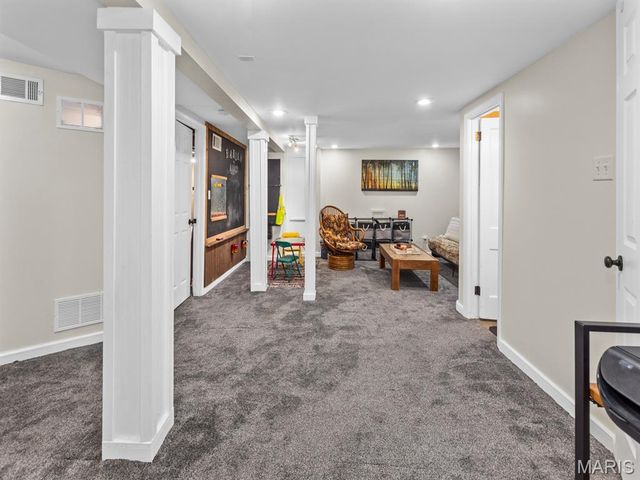 890 Warwick Lane, Glendale, MO 63122