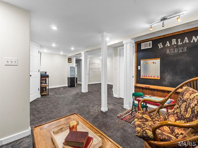 890 Warwick Lane, Glendale, MO 63122