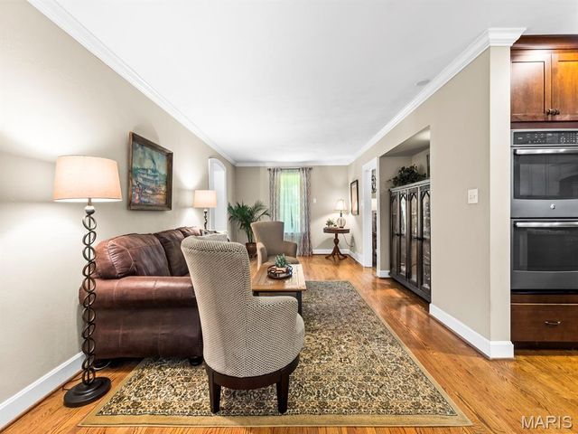 890 Warwick Lane, Glendale, MO 63122
