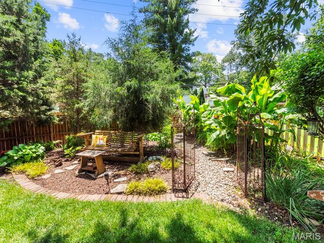 890 Warwick Lane, Glendale, MO 63122