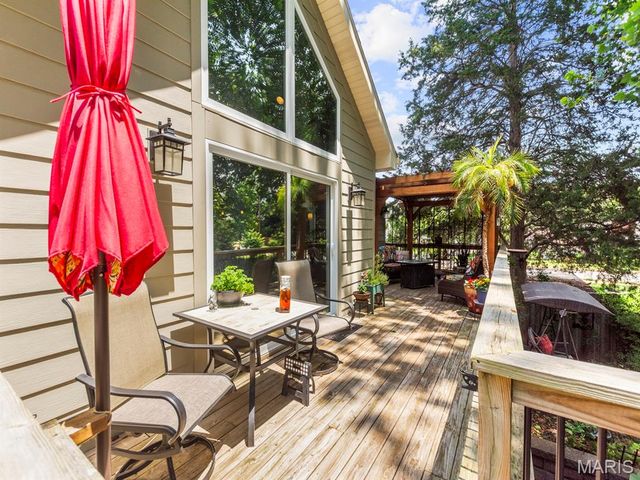 890 Warwick Lane, Glendale, MO 63122
