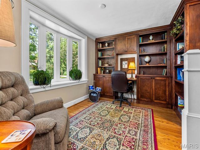890 Warwick Lane, Glendale, MO 63122