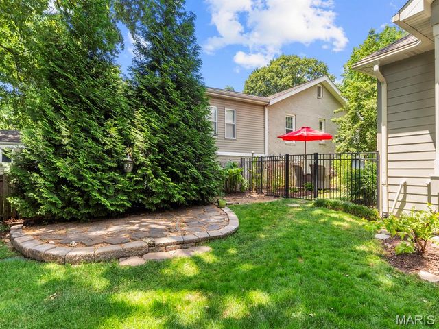890 Warwick Lane, Glendale, MO 63122