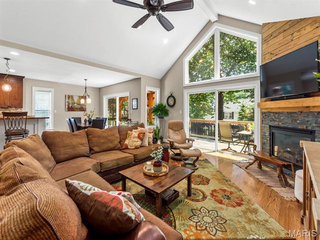 890 Warwick Lane, Glendale, MO 63122