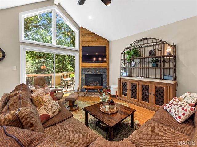 890 Warwick Lane, Glendale, MO 63122