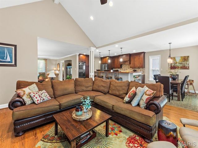 890 Warwick Lane, Glendale, MO 63122