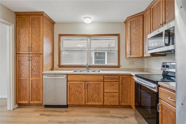 602 Olive Dr NW, Cedar Rapids, IA 52405