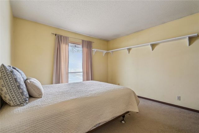 602 Olive Dr NW, Cedar Rapids, IA 52405