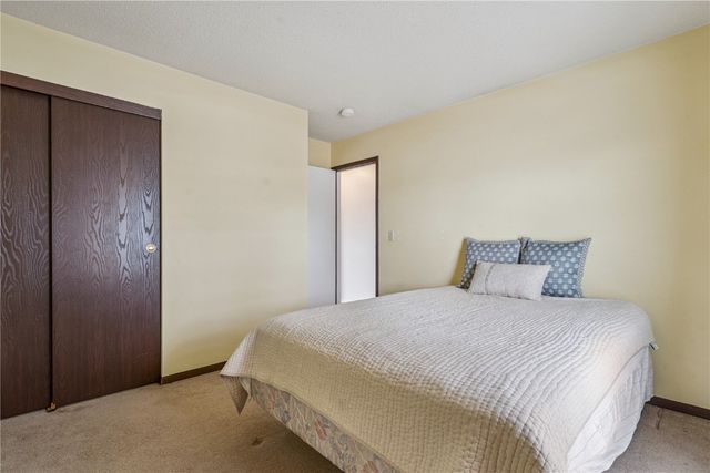 602 Olive Dr NW, Cedar Rapids, IA 52405