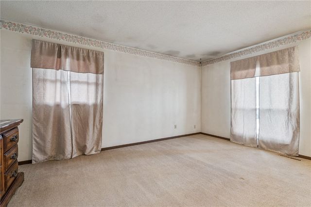 602 Olive Dr NW, Cedar Rapids, IA 52405