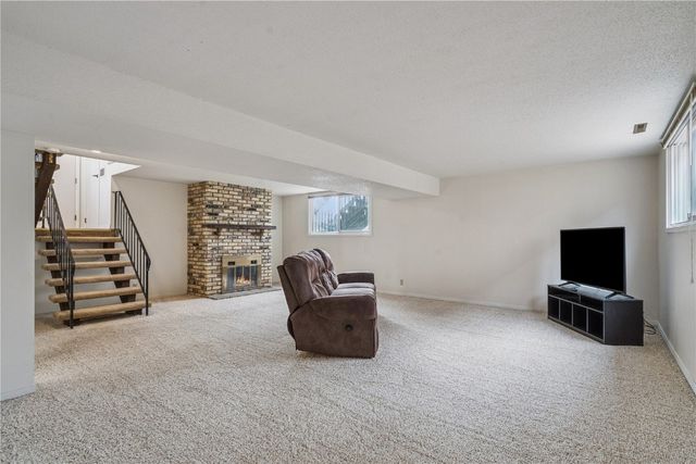 602 Olive Dr NW, Cedar Rapids, IA 52405