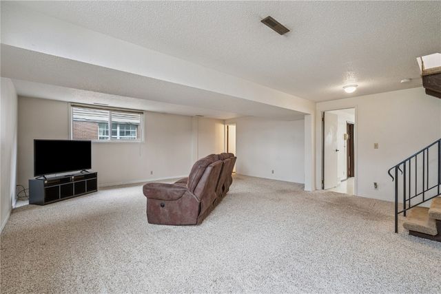 602 Olive Dr NW, Cedar Rapids, IA 52405