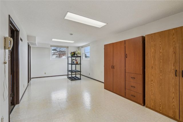 602 Olive Dr NW, Cedar Rapids, IA 52405