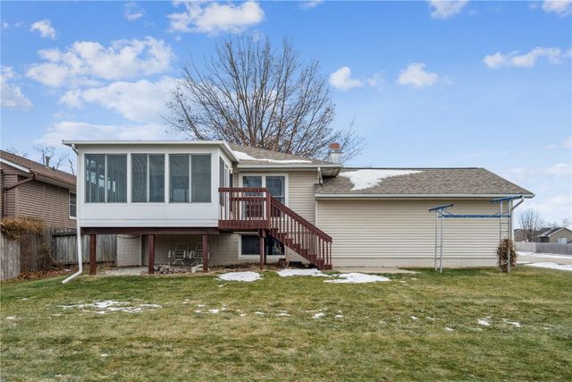 602 Olive Dr NW, Cedar Rapids, IA 52405