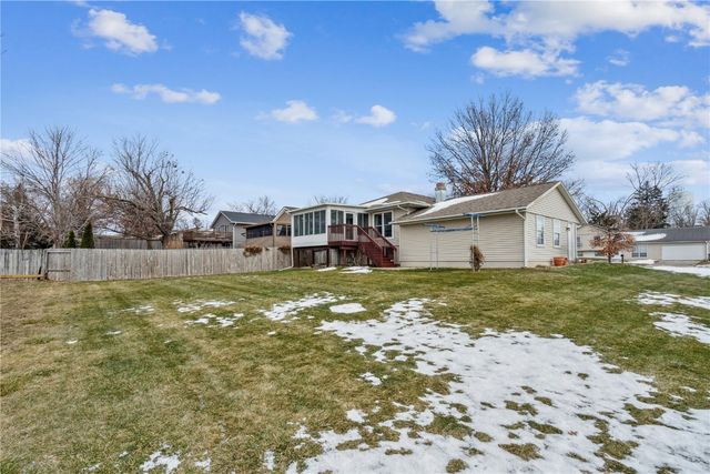 602 Olive Dr NW, Cedar Rapids, IA 52405