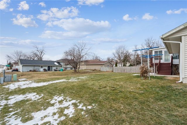 602 Olive Dr NW, Cedar Rapids, IA 52405