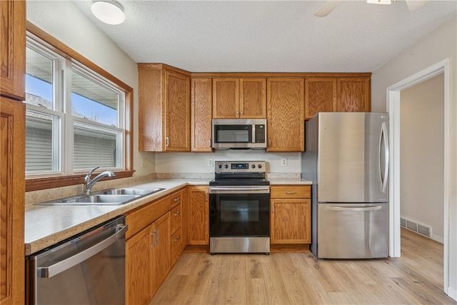 602 Olive Dr NW, Cedar Rapids, IA 52405